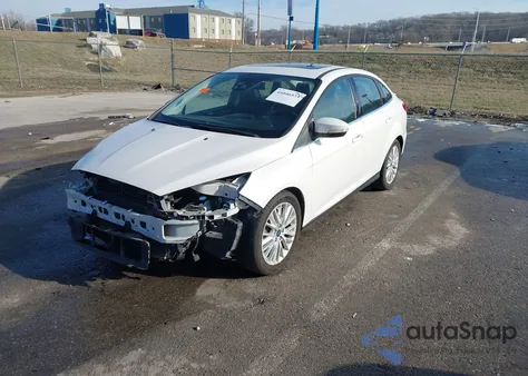2017 Ford Focus Titanium z USA, uszkodzony, nr VIN 1FADP3J24HL230297